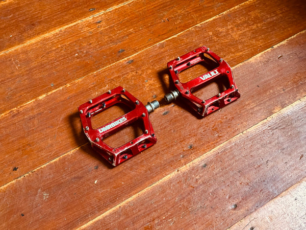 DMR Vault Metal Pedals Red RRP £120